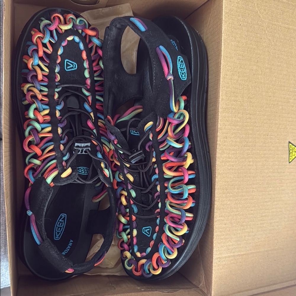 Keen UNEEK Black Sandals with Colorful TIE DYE Loops. Great condition!!!!!!